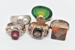 A 'DAVID ANDRSEN' RING AND OTHER ASSORTED SILVER RINGS, a white metal statement ring with shades