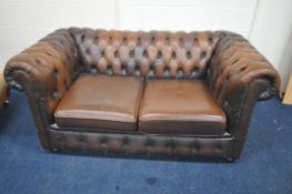 A BROWN LEATHER UPHOLSTERED TWO SEATER CHESTERFIELD SOFA, length 163cm x depth 84cm x height 70cm (