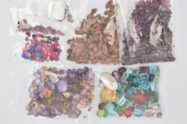 A COLLECTION OF EARLY TO MID 20TH CENTURY LOOSE STONES TO INCLUDE GARNET TOPPED DOUBLETS, PASTE,