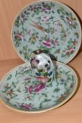 A PAIR OF CHINESE FAMILLE ROSE EXPORT PORCELAIN PLATES AND A SMALL CLOISONNE STYLE VASE, the