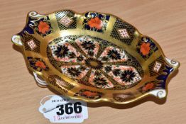 A ROYAL CROWN DERBY IMARI SOLID GOLD BAND TWIN HANDLED TRINKET DISH, pattern 1128, with red