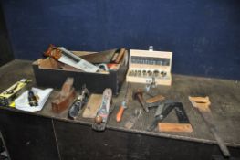 A TRAY CONTAINING CARPENTRY TOOLS including a boxed new Stanley 60 1/2, a No4, a No78, a coffin