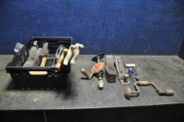 A TRAY CONTAINING CARPENTRY TOOLS including a Varville and Sons coffin plane, a Record No4 1/2 and a