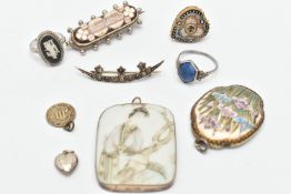 A SMALL BAG OF WHITE METAL JEWELLERY, to include a silver crescent brooch set with colourless paste,