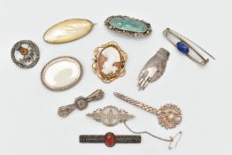 A SELECTION OF BROOCHES, to include a silver sweetheart brooch, hallmarked Birmingham, fitted with a