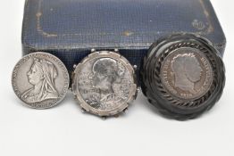 A SMALL ASSORTMENT OF JEWELLERY, to include a carved jet brooch set to centre with a George III 1816