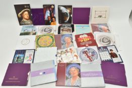 A QUANTITY OF ROYAL MINT BU YEAR SETS, to include 25x Year and £5 and other carded coinage