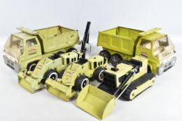 A COLLECTION OF FIVE UNBOXED PLAYWORN REGULAR TONKA TOYS TIPPER TRUCKS AND CONSTRUCTION VEHICLES,