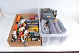 A QUANTITY OF BOXED AND UNBOXED DIECAST VEHICLES, boxed items include Maisto 1/18 scale cars,