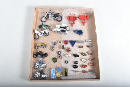 A QUANTITY OF UNBOXED AND ASSORTED BRITAINS AND OTHER MOTORBIKE MODELS, to include Triumph