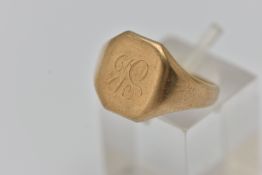 A GENTS 9CT GOLD SIGNET RING, square form with cut off corners, engraved initials, to a polished