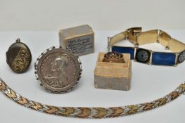 AN ASSORTMENT OF JEWELLERY, to include a Scandinavian white metal and blue enamel bracelet with