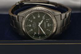 A 'SEIKO' KINETIC WRISTWATCH, kinetic movement, round green dial signed 'Seiko', Arabic numerals,