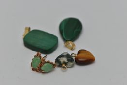 FIVE ITEMS OF JEWELLERY, to include a pair of 9ct gold jade stud earrings, with 9ct hallmarks,