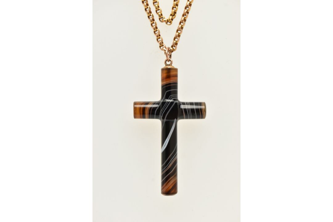 A LATE VICTORIAN CARVED AGATE CROSS PENDANT WITH BELCHER CHAIN, large carved and polished brown - Image 1 of 5