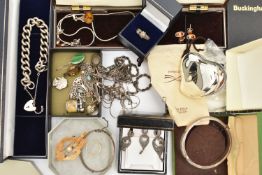 ASSORTED WHITE METAL JEWELLERY AND OTHER ITEMS, to include a boxed silver hinged bangle, with