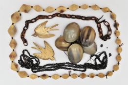 AN ASSORTMENT OF JEWELLERY, to include a carved horn beaded necklace, approximate length 900mm,