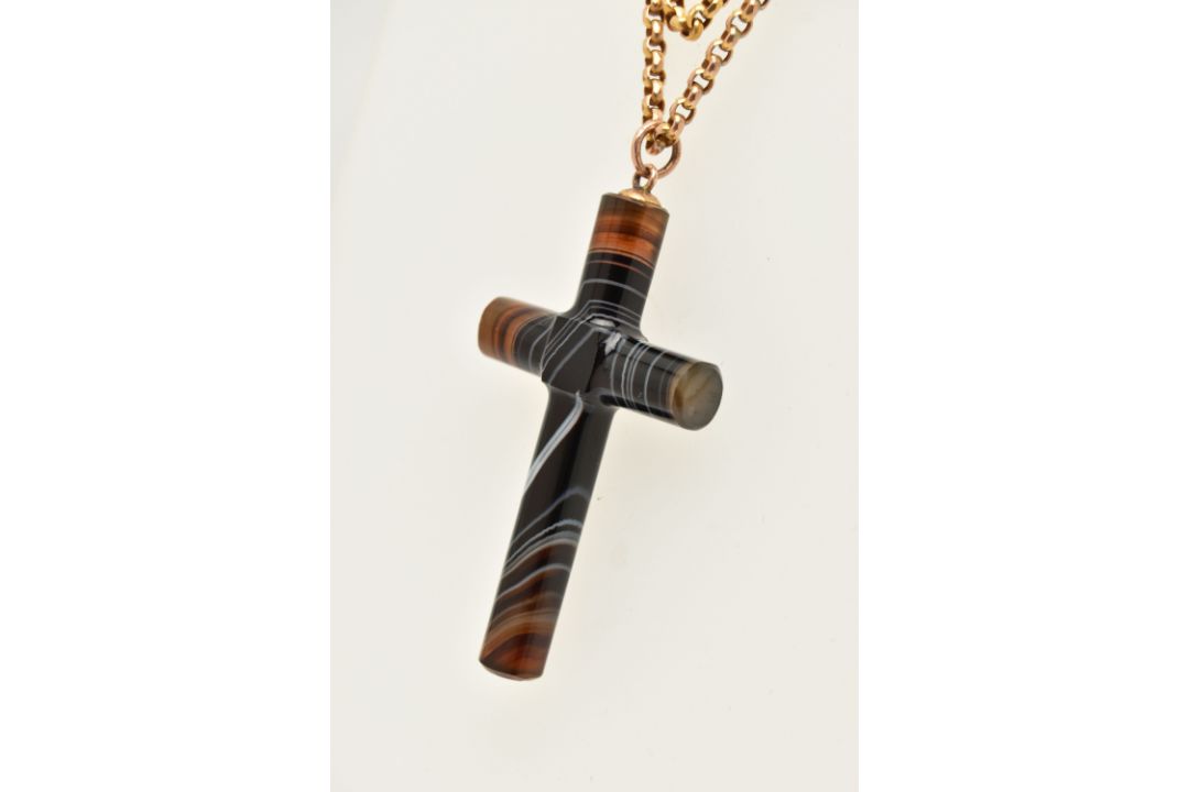 A LATE VICTORIAN CARVED AGATE CROSS PENDANT WITH BELCHER CHAIN, large carved and polished brown - Image 4 of 5