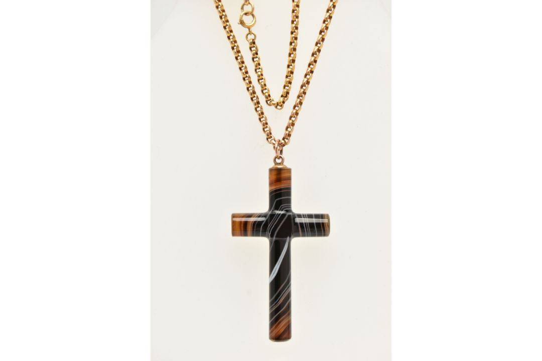 A LATE VICTORIAN CARVED AGATE CROSS PENDANT WITH BELCHER CHAIN, large carved and polished brown - Image 2 of 5