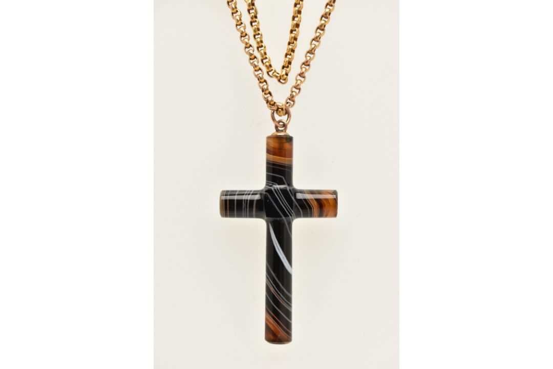 A LATE VICTORIAN CARVED AGATE CROSS PENDANT WITH BELCHER CHAIN, large carved and polished brown - Image 5 of 5