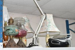 A GROUP OF LAMPS AND SUNDRY ITEMS, to include a white Model 90 Anglepoise lamp, two glass
