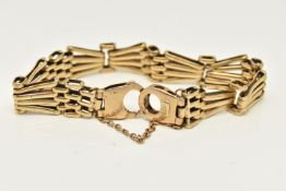 A 9CT GOLD GATE BRACELET, fancy tapered four bar gate bracelet, fitted with a large lobster clasp,