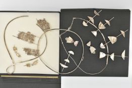AN ASSORTMENT OF SILVER AND WHITE METAL JEWELLERY, to include a silver abstract collar necklace,