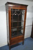 AN EDWARDIAN MAHOGANY AND BOX STRUNG SINGLE DOOR DISPLAY CABINET, with double cupboard doors, on