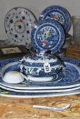 A COLLECTION OF BLUE AND WHITE 'WILLOW' PATTERN TABLEWARE, comprising a large early 20th century