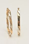 A PAIR OF 9CT BI-COLOUR HOOP EARRINGS, oval hoops with alternating yellow and white gold, lever post