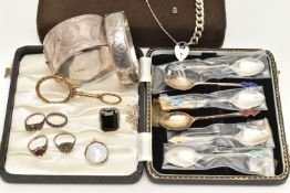 A GOLD PLATED MAGNIFYING GLASS AND ASSORTED SILVER JEWELLERY, to include a gold plated foliate