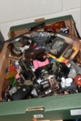 A BOX OF COLLECTABLE NOVELTY LIGHTERS to include a Harrods QE2 ship lighter, a large quantity of