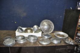 A TRAY CONTAINING VINTAGE CAR HUBCAPS including nine 8 1/2in, 9in and 9 3/4in Austin, etc (29)