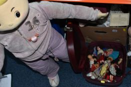 A QUANTITY OF DOLLS to include a small case of folk souvenir dolls, a boxed collectors doll, a