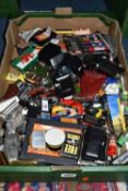 A BOX OF COLLECTABLE NOVELTY AND VINTAGE LIGHTERS to include a Ronson Varaflame in original box with