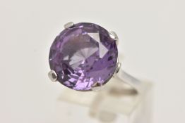 A 9CT WHITE GOLD SYNTHETIC COLOUR CHANGE SAPPHIRE RING, set with a large circular cut synthetic