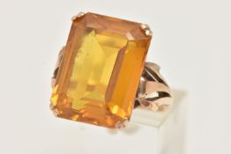 A YELLOW METAL SYNTHETIC ORANGE SAPPHIRE DRESS RING, set with a large rectangular step cut orange