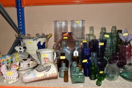 A GROUP OF GLASSWARE AND COUNTRY STYLE CERAMIC HOMEWARE, to include Heather Swain Pottery mug, cup