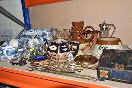 A COLLECTION OF NAMED CERAMICS AND GLASSWARE, a Johnson Brothers 'Old Britain Castles' pattern