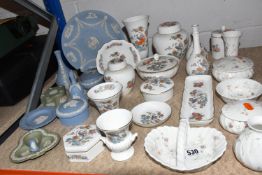 A GROUP OF WEDGWOOD CERAMIC ORNAMENTS to include two Campion miniature vases and four trinket