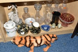 A GROUP OF CERAMICS AND GLASS WARE, to include an Aynsley Pembroke covered pot (rim chipped), a