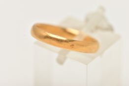A POLISHED THIN 22CT GOLD BAND RING, misshapen band, approximate band width 3.0mm, hallmarked 22ct
