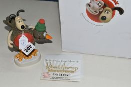 A BOXED ROBERT HARROP DESIGNS 'GROMIT RED BREAST' WALLACE AND GROMIT FIGURE GROUP, WGCS14, limited