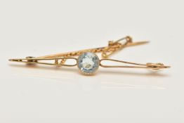 AN EARLY 20TH CENTURY YELLOW GOLD AQUAMARINE BAR BROOCH, set with a circular shape mixed cut