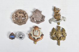 A SMALL ACCUMULATION OF BRITISH MILITARY CAP BADGES AND COLLAR BADGES