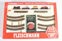 A BOXED FLEISCHMANN PICCOLO N GAUGE START-SET, No.9315, appears largely complete, comprising 0-4-0