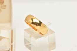 A 22CT GOLD WEDDING BAND RING, designed as a plain polished D-shape cross-section band, hallmarked