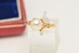 AN 18CT YELLOW GOLD CULTURED PEARL RING, set with a cultured pearl, measuring approximately 8.16mm