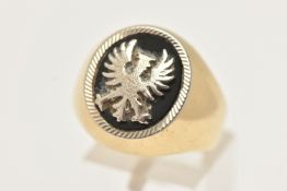 A YELLOW METAL SIGNET RING, inlay set with oval cut onyx, white metal detail to the onyx and