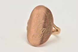 AN EARLY 20TH CENTURY 9CT ROSE GOLD SIGNET RING, of an oval form with engraved initials, and